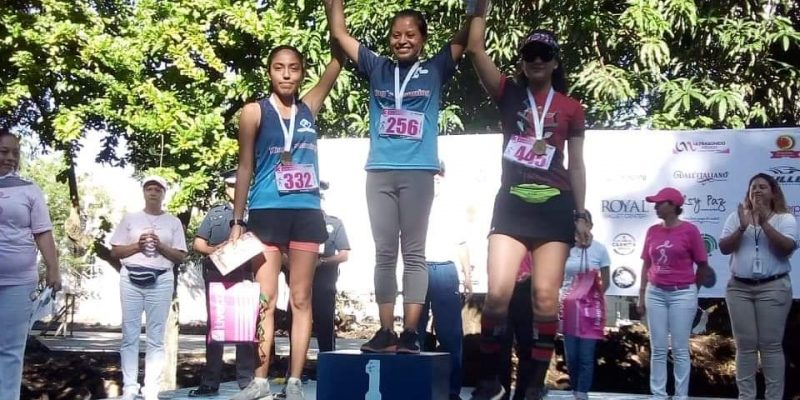 Estudiantes participan en la 3ª Carrera y caminata de la mujer 5k en conmemoración del Día Internacional de lucha Contra el Cáncer de Mama 2019